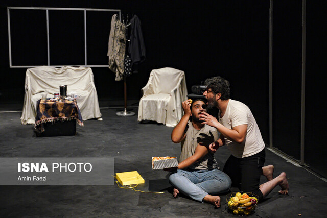 در عرصه نمایشنامهنویسی دچار بحران هستیم/انتقاد از وضعیت سالنهای تئاتر شیراز