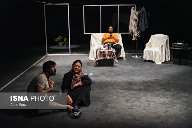 در عرصه نمایشنامهنویسی دچار بحران هستیم/انتقاد از وضعیت سالنهای تئاتر شیراز