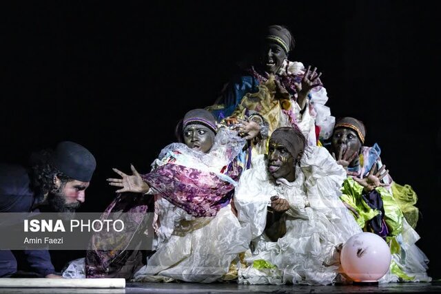 عشق به تئاتر را با چیزی عوض نمیکنم / موفقیت در جشنواره مسئولیتمان را سنگین میکند