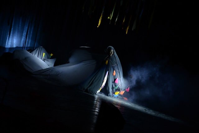 عشق به تئاتر را با چیزی عوض نمیکنم / موفقیت در جشنواره مسئولیتمان را سنگین میکند