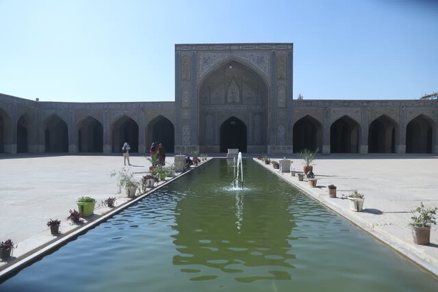 کاشیهای جدا شده مسجد وکیل ۱۰ روز آینده نصب میشوند / پذیرای هشدار در خصوص اماکن تاریخی هستیم