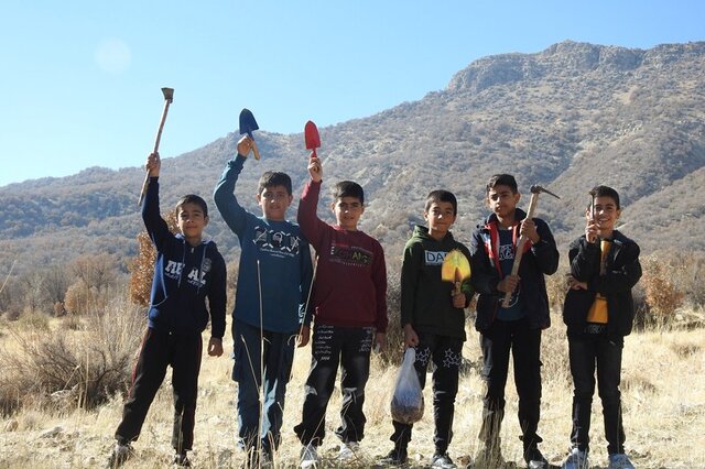 عکس: میثم محجوبی - ایسنا اقدام دانشآموزان فارس برای احیای جنگل دشت ارژن