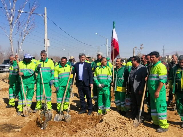 کاشت نهال در پارک مادر با پلاک شهدا