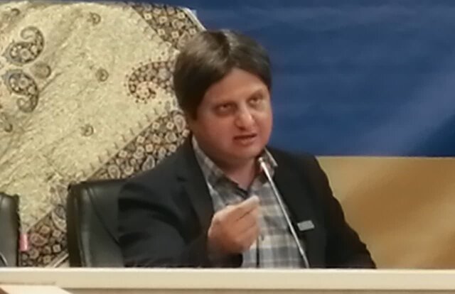 زبان فارسی را مدیون زبان متعادل سعدی هستیم