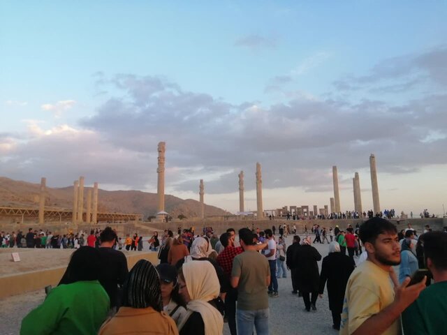 ۱۲ فروردین؛ شلوغترین روز و شب تخت جمشید