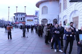 صفوف بهم فشرده مردم دیار میرزا کوچک خان در پای صندوق‌های رای