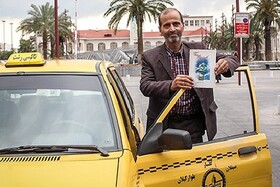 اهدای ۱۰۰ جلد کتاب به تنها تاکسی کتاب شهر رشت