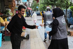 توزیع ماسک های اهدایی بین شهروندان