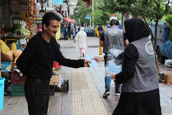 توزیع ماسک های اهدایی بین شهروندان