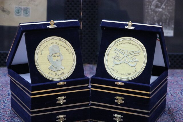 رونمایی از سکه‌های طراحی شده منقش به تصویر میرزا کوچک در گیلان