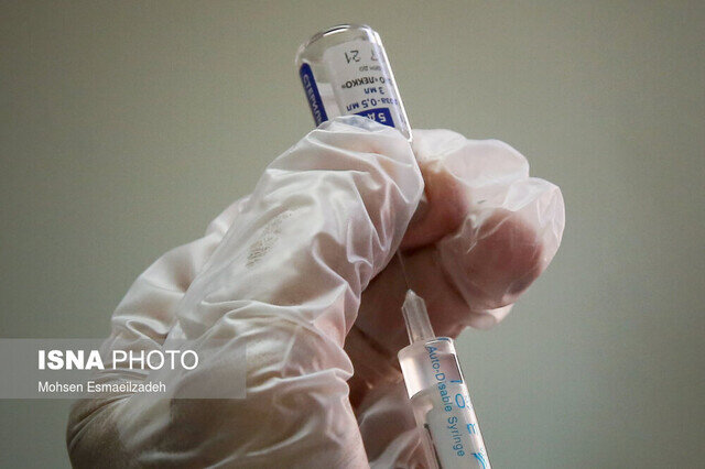 جزییات واکسیناسیون کادر درمان علیه کرونا / عوارضی گزارش نشده است