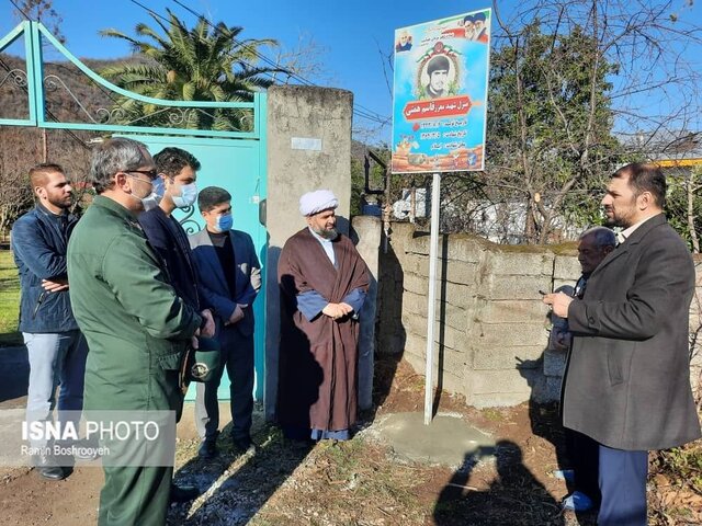 نصب تمثال شهدای کرگانرود در مقابل منازل والدین آنها نصب تمثال شهدای کرگانرود در مقابل منازل والدین آنها