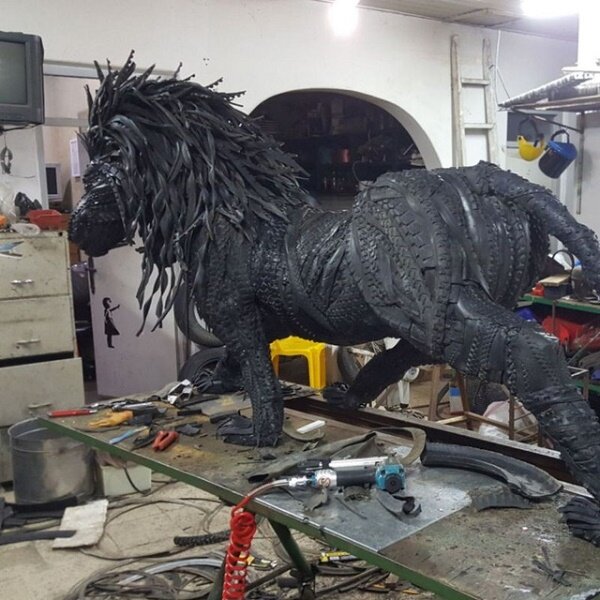 ساخت مجسمه با ضایعات/ دستهایی که به دورریزها جانی دوباره می دهد