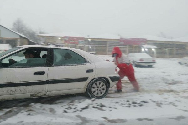امدادرسانی به ۴۰ نفر از متاثرین برف و سرما در گیلان