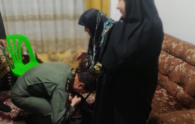 دیدار فرمانده قرارگاه محرومیت زدایی ارتش با مادر شهید شکوری