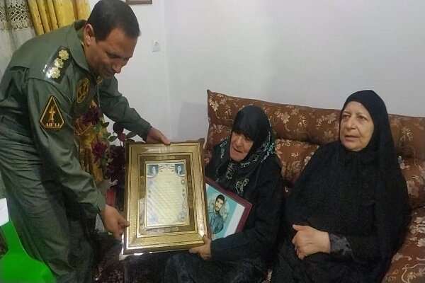 دیدار فرمانده قرارگاه محرومیت زدایی و جهادی نیروی زمینی محوری ارتش با مادر شهید شکوری