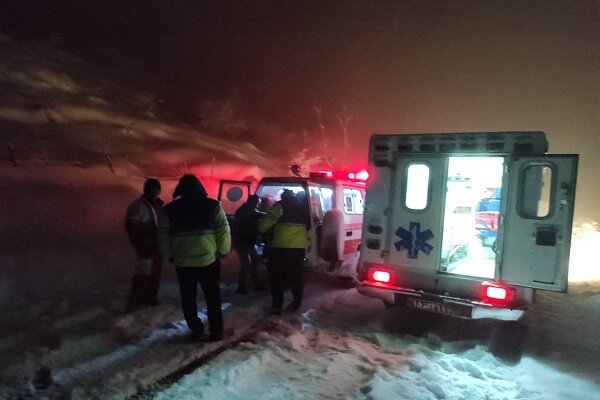 امدادرسانی به ۱۰ خودروی گرفتار در برف
