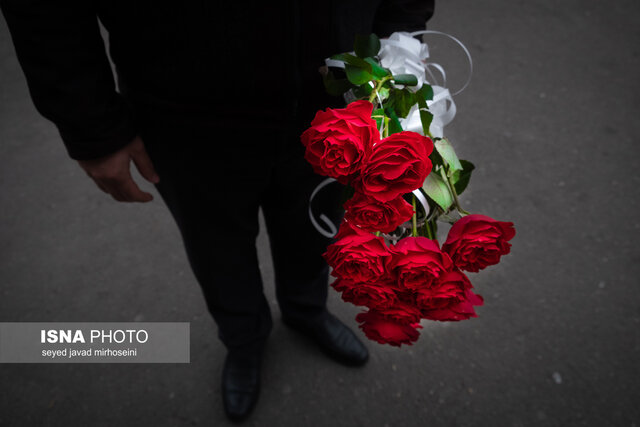 آغاز ایام الله دهه فجر با گلباران گلزار شهدای رشت