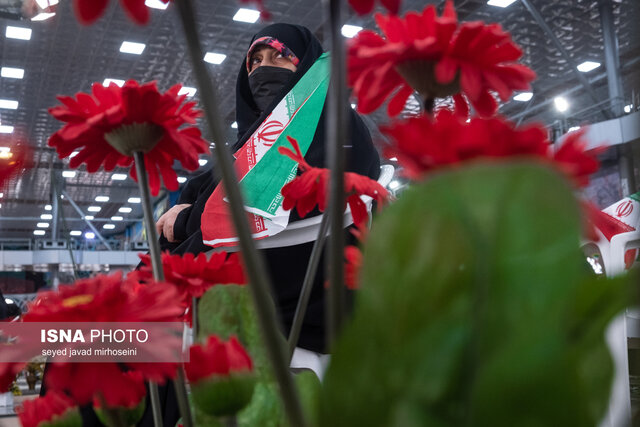 آغاز ایام الله دهه فجر با گلباران گلزار شهدای رشت