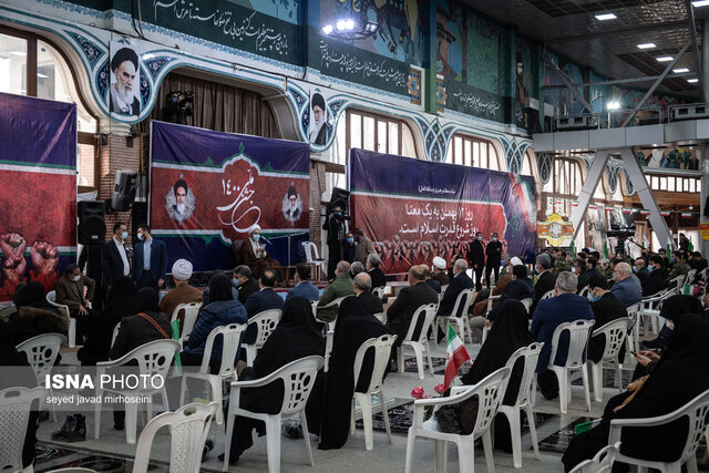 آغاز ایام الله دهه فجر با گلباران گلزار شهدای رشت