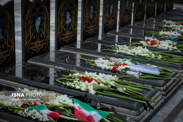 آغاز ایام الله دهه فجر با گلباران گلزار شهدای رشت