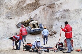 امدادرسانی به مصدوم حادثه ریزش سنگ معدن رودبار