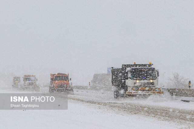 بارش برف در ۳ محور مواصلاتی گیلان/ رانندگان از زنجیر چرخ استفاده کنند بارش برف در ۳ محور مواصلاتی گیلان/ رانندگان از زنجیر چرخ استفاده کنند