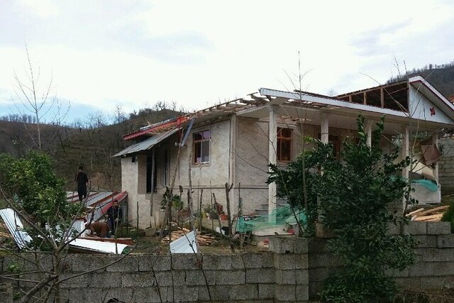 وزش باد ۱۳۰ کیلومتری در گیلان/ ۱۰ شهرستان خسارت دید وزش باد ۱۳۰ کیلومتری در گیلان/ ۱۰ شهرستان خسارت دید