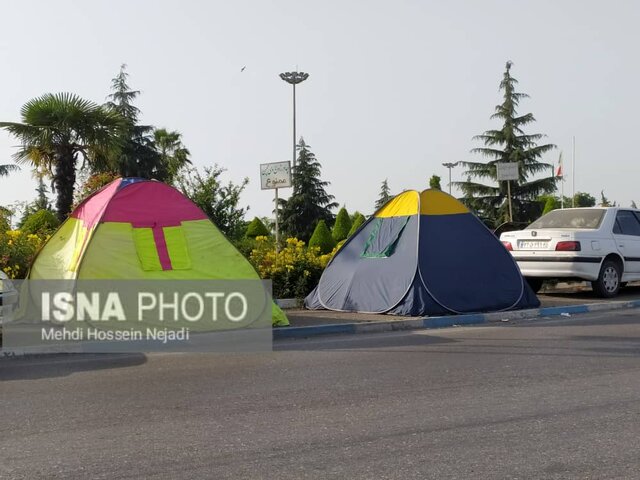 حضور پرشمار مسافران و بیتوته در پیاده روهای آستارا + تصاویر