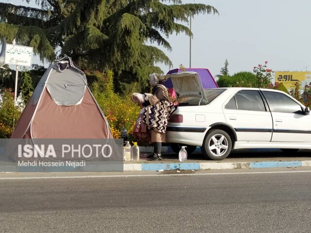 حضور پرشمار مسافران و بیتوته در پیاده روهای آستارا + تصاویر