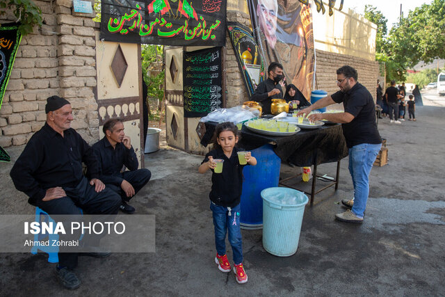 رعایت اصول بهداشتی در پخش نذورات و اطعامدهی رعایت اصول بهداشتی در پخش نذورات و اطعامدهی