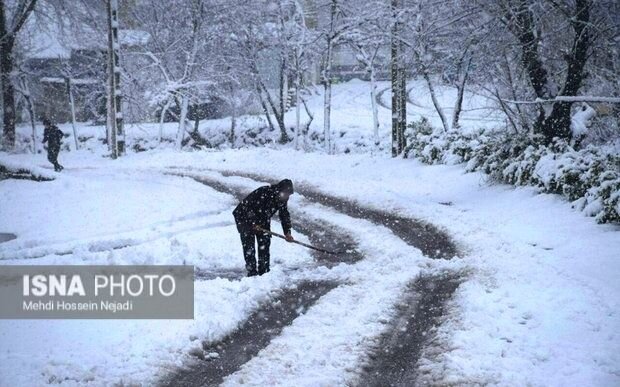 خودنمایی زمستان در آستارا / از تعطیلی مدارس تا برفروبی و نمک پاشی معابر شهر