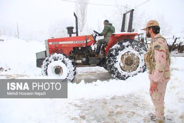 امدادرسانی مرزبانان هنگ مرزی آستارا به مسافران گرفتار در برف + تصاویر