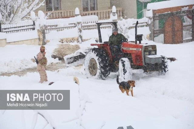 امدادرسانی مرزبانان هنگ مرزی آستارا به مسافران گرفتار در برف + تصاویر