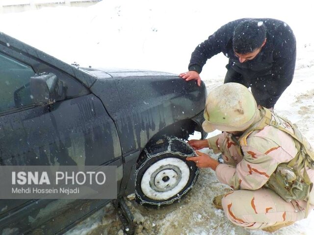 امدادرسانی مرزبانان هنگ مرزی آستارا به مسافران گرفتار در برف + تصاویر