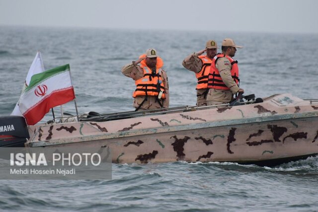 رژه اقتدار یگانهای دریایی ارتش و مرزبانی در آستارا + تصاویر