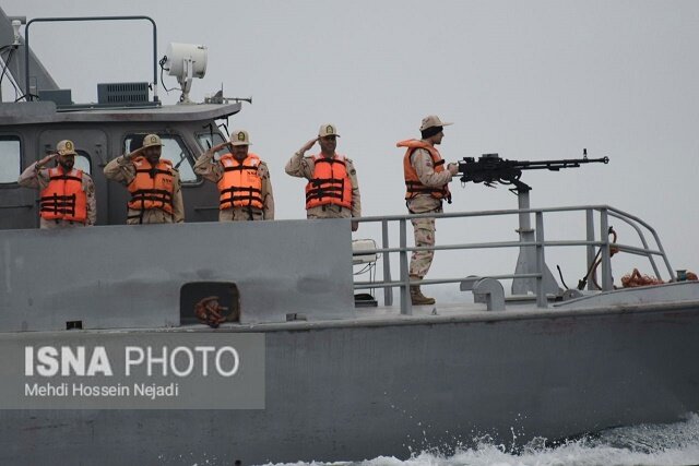 رژه اقتدار یگانهای دریایی ارتش و مرزبانی در آستارا + تصاویر