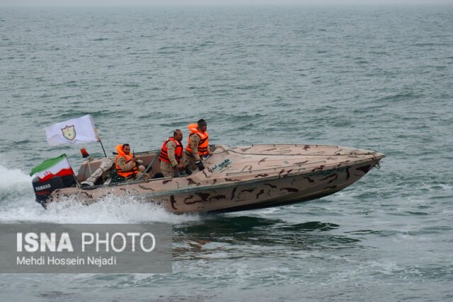 رژه اقتدار یگانهای دریایی ارتش و مرزبانی در آستارا + تصاویر