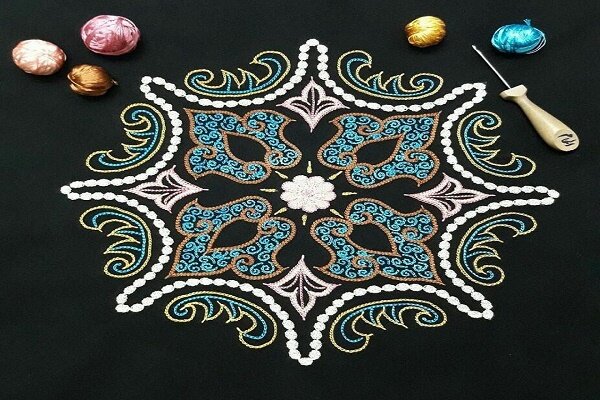 رشتی دوزی؛ سوغاتی به یادگار از شهر بارانهای نقرهای