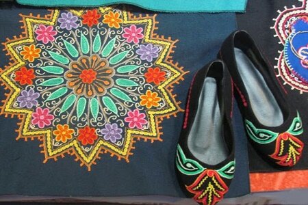 رشتی دوزی؛ سوغاتی به یادگار از شهر بارانهای نقرهای