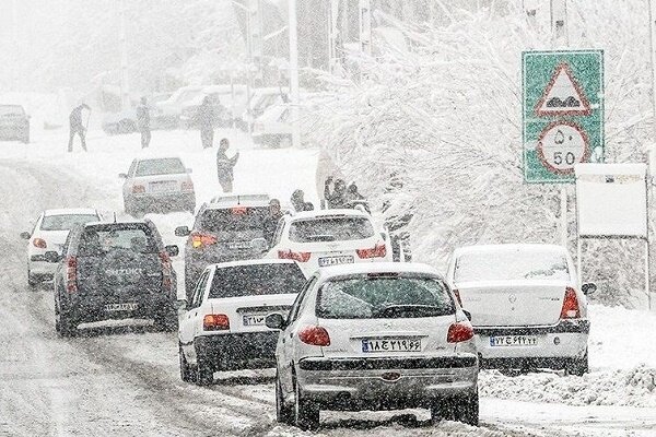 کولاک برف و یخ زدگی در راه گیلان/ مسافران در مناطق کوهستانی تردد نکنند