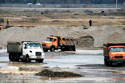 توقیف ماشینآلات برداشت غیرمجاز شن و ماسه از رودخانه سفیدرود توقیف ماشینآلات برداشت غیرمجاز شن و ماسه از رودخانه سفیدرود