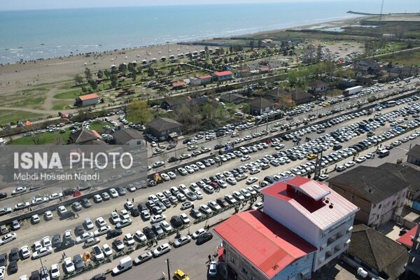 تعطیلات عید فطر و انبوه مسافران در آستارا/ اقامتگاه‌ها تکمیل شد