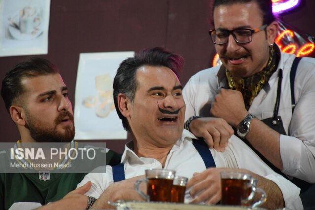 نمایش کمدی «بیاض گئجه لر» در آستارا به روی صحنه رفت