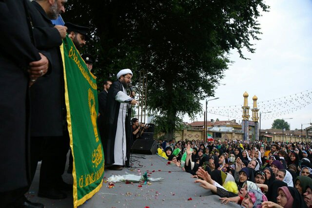 با دست گیری از گرفتاران خادم امام رضا(ع) شویم