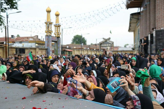 با دست گیری از گرفتاران خادم امام رضا(ع) شویم