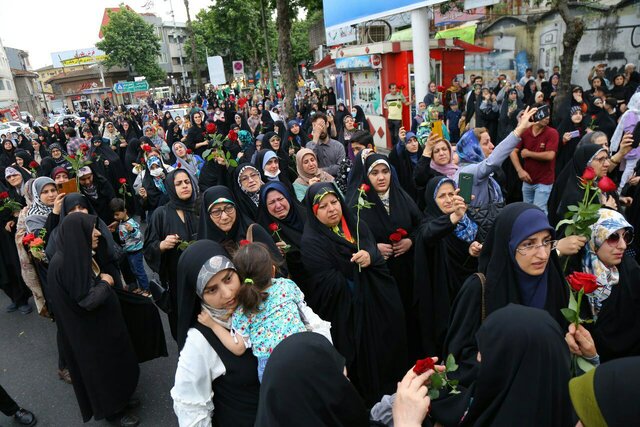 با دست گیری از گرفتاران خادم امام رضا(ع) شویم