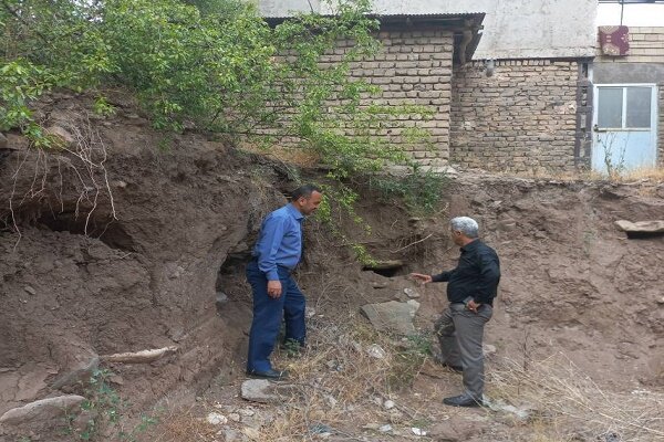 کشف چند گور باستانی هنگام خاکبرداری در رودبار