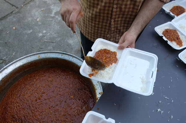 طبخ و توزیع ۲۲۰۰ پرس غذا به مناسبت عید غدیر - رشت