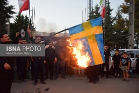 پرچم سوئد و دانمارک در شهر مرزی آستارا به آتش کشیده شد